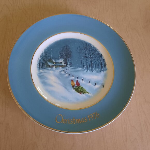 Vintage 1976 “Bringing Home the Tree” Christmas Plate - Enoch Wedgwood for AVON - Picture 3 of 8